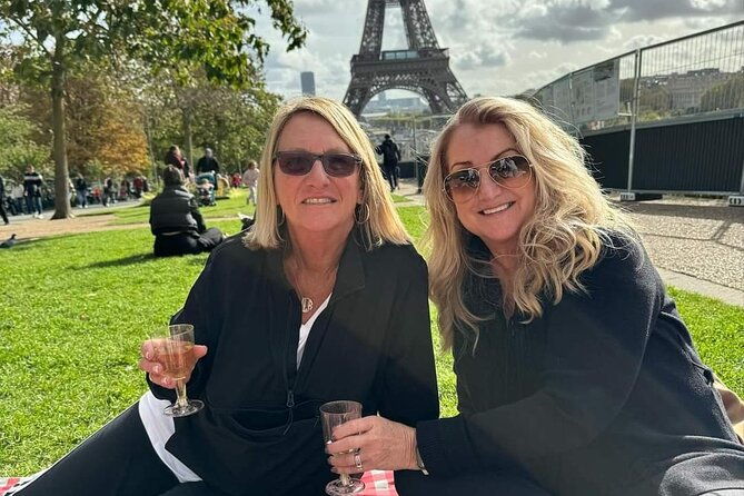 exclusive-gourmet-picnic-experience-at-the-eiffel-tower