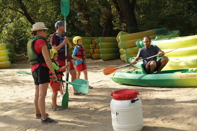 family-canoe-trip-under-the-pont-darc-from-3-years-old