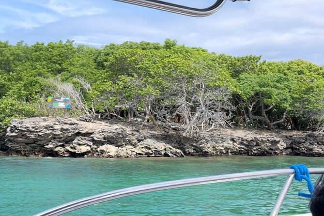 full-day-private-tour-to-islas-del-rosario-by-boat-33-34-ft
