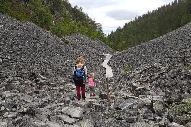 guided-easy-hike-in-finland-deepest-gorge-in-pyha-luosto-national-park