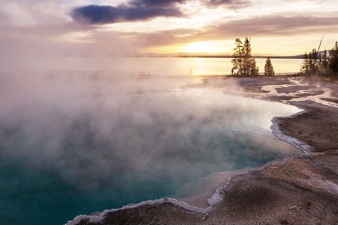 guided-yellowstone-hot-spring-geyser-basin-tour