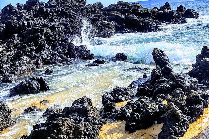 halfway-to-hana-private-tour-maui-blackbeach-waterfalls-turtles