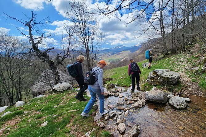 hiking-snowshoeing-to-the-last-traditional-bosnian-village-lukomir-4