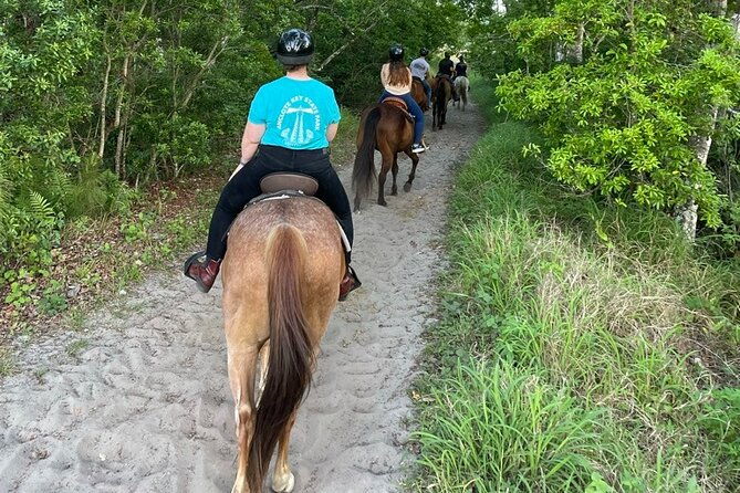 horseback-ride-on-scenic-lake-louisa-trails