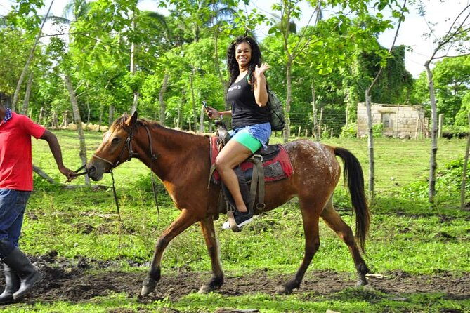 horseback-riding-in-the-dominican-jungle