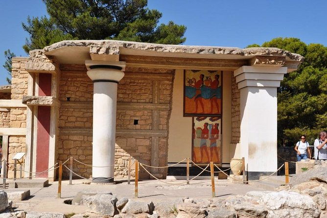 knossos-palace-guided-tour-heraklion-city-tour-market