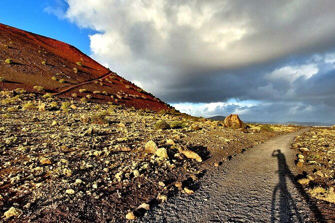 lanzarote-e-bike-tour-volcano-craters-scenic-vineyards