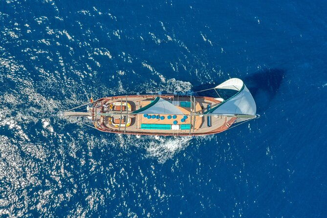 live-music-sunset-wooden-boat-in-barcelona