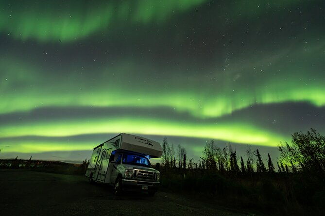 luxury-rv-small-group-aurora-chasing-tour-with-photography