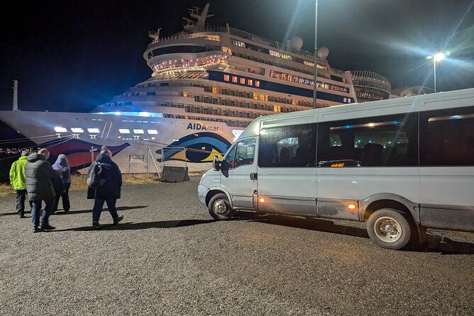 northern-lights-minibus-chase-max-16-person-in-group