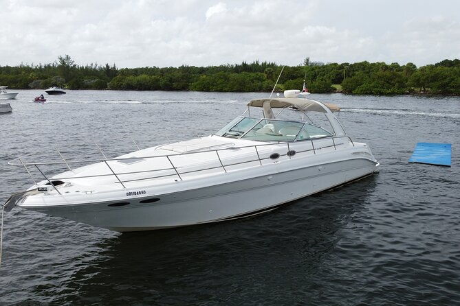 premium-miami-yacht-tour-experience-captain-champagne-party