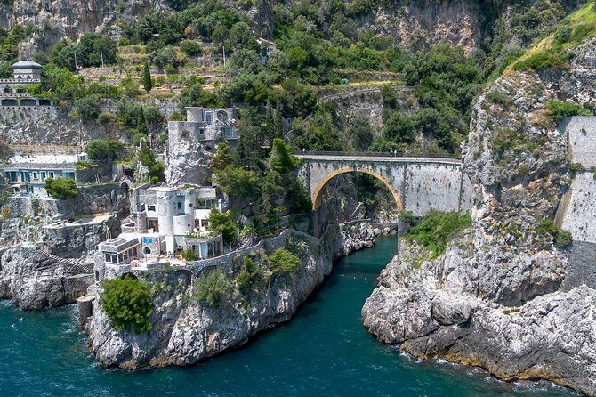 private-boat-tour-of-amalfi-coast-with-drinks