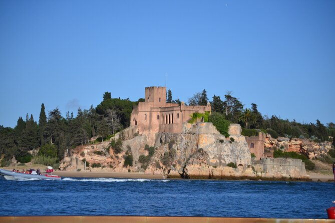 private-boat-tour-through-the-benagil-caves