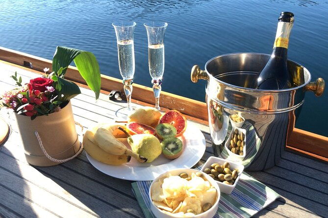 private-guided-sailing-boat-tour-on-lake-como-with-aperitif-2