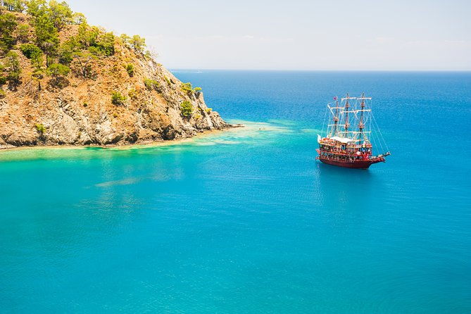 private-luxury-yacht-tour-with-lunch-and-drinks