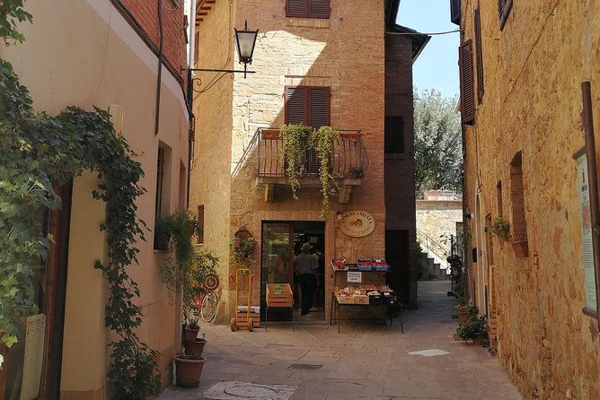 private-walking-tour-of-pienza-with-licensed-tour-guide