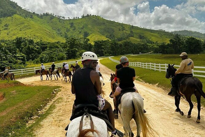 punta-cana-horse-riding-for-beaches-in-field