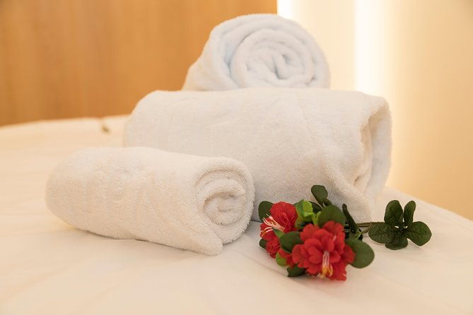 romantic-couple-massage-spa-entry-and-private-jacuzzi-with-cava