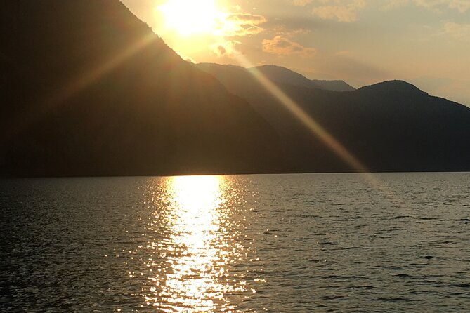 sailing-at-sunset-on-lake-como-how-to-escape-from-daily-routine
