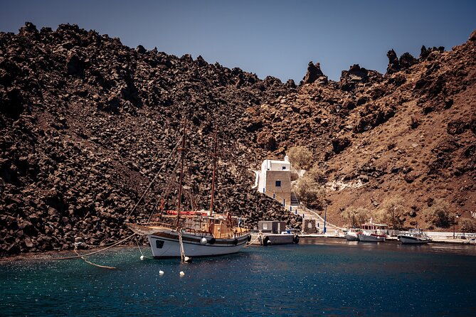 santorini-boat-tour-to-volcano-hot-springs-thirasia-island