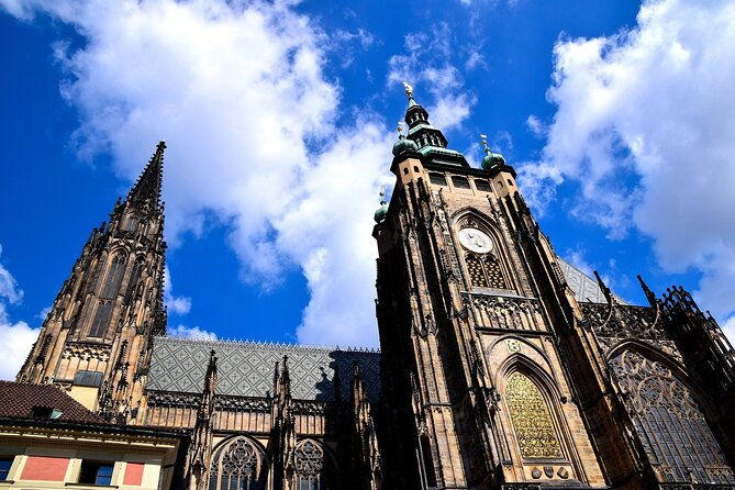 semi-private-prague-castle-lesser-town-tour-with-cake-drink