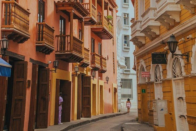 shore-city-tour-in-the-walled-city-and-bay-with-shopping