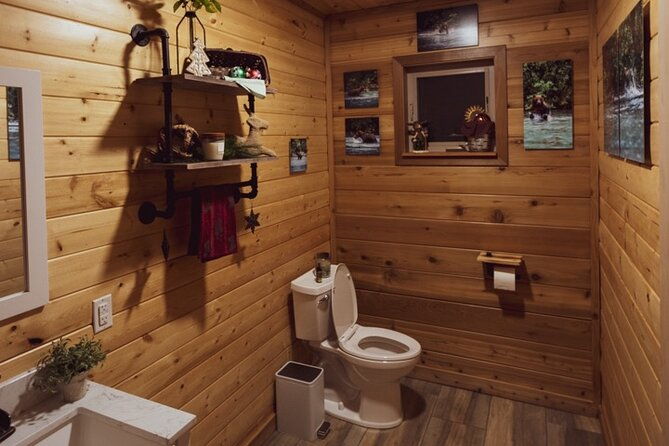 small-group-northern-lights-lodge-tours-from-fairbanks-solo-traveler