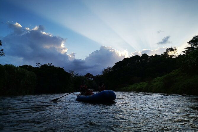 small-group-twilight-wildlife-boat-tour-in-la-fortuna