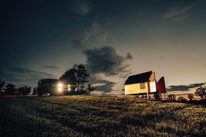stellar-picnic-delight-at-sunset-in-the-tuscan-countryside
