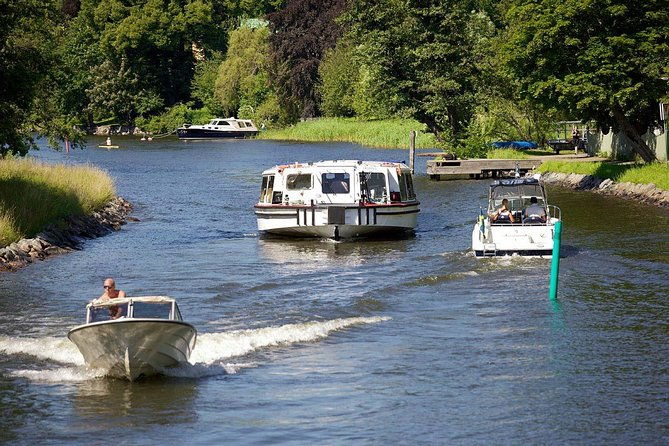 stockholm-sightseeing-cruise-along-djurgarden-canal-2