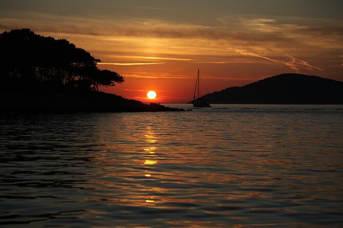 sunset-sailing-tour-on-the-pakleni-islands