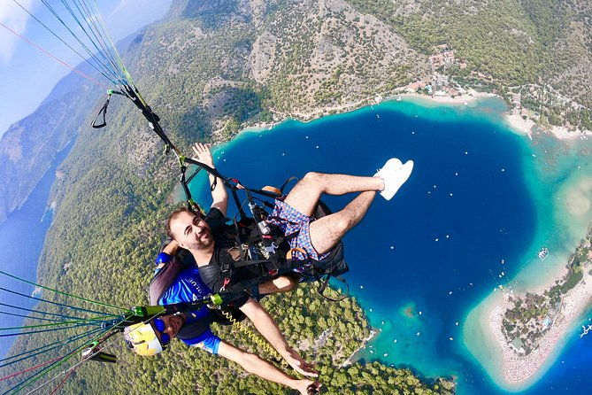 tandem-paragliding-over-the-blue-lagoon-in-fethiye