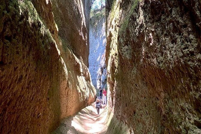 tomb-hunting-and-trekking-adventure-in-sovana