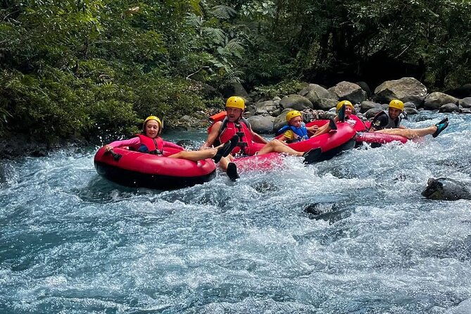 tubing-in-rio-celeste-aventure-in-nature