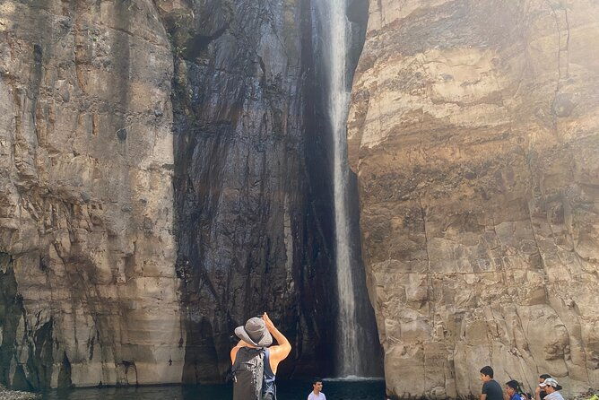 wet-wild-tamanique-waterfalls-craft-beer-sampling-lunch