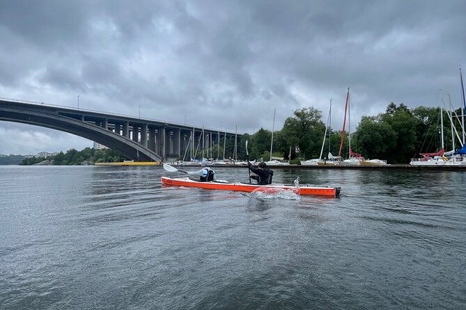 winter-kayak-tour-in-stockholm-city-dry-suit-kayaking-3