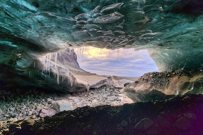 blue-ice-cave-exploration-from-jokulsarlon-glacier-lagoon