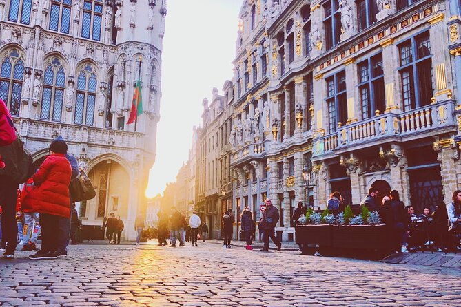 brussels-walking-tour-with-waffle-tasting-history-and-delights