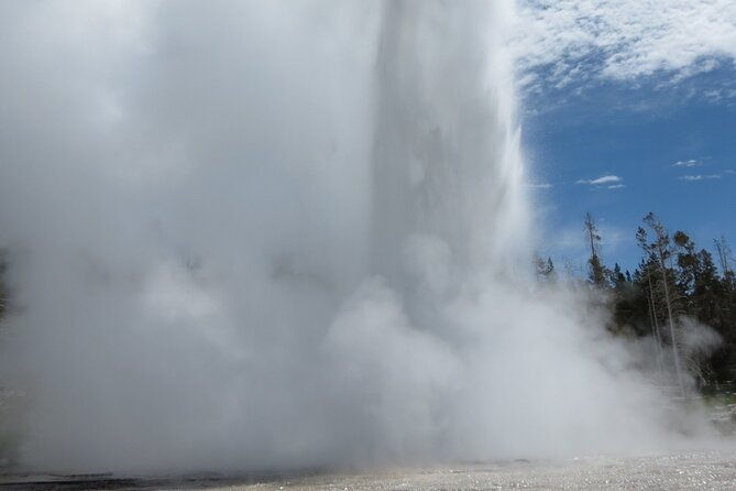 guided-yellowstone-hot-spring-geyser-basin-tour