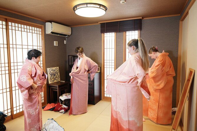 how-to-wear-a-kimono-lesson-at-west-side-of-tokyo