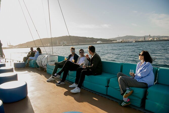 live-music-sunset-wooden-boat-in-barcelona