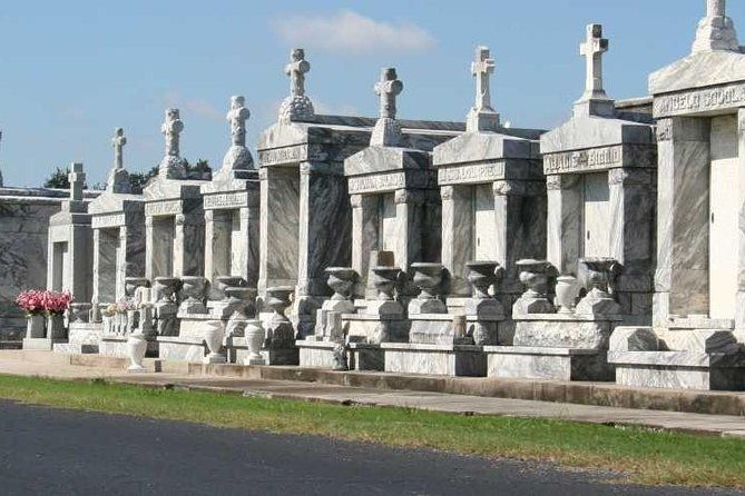oak-alley-plantation-and-3-hour-new-orleans-city-cemetery-tour