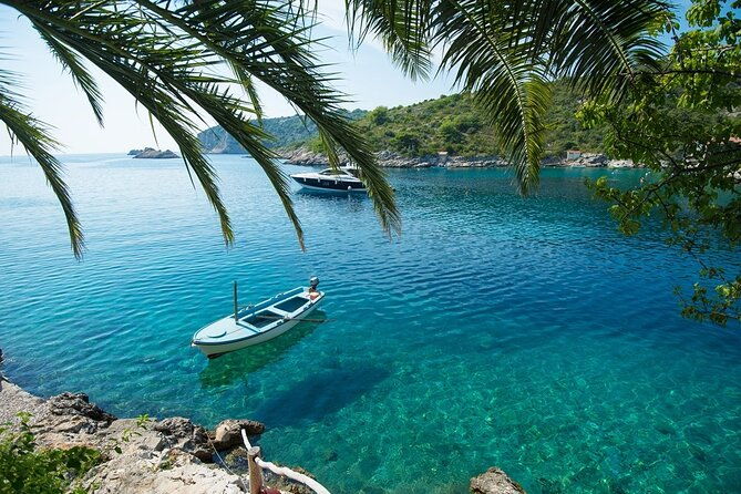 private-boat-tour-for-small-groups-to-blue-lagoon-and-solta-island