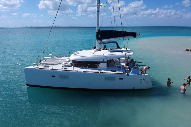 private-luxury-catamaran-tour-to-stingray-city-and-snorkel
