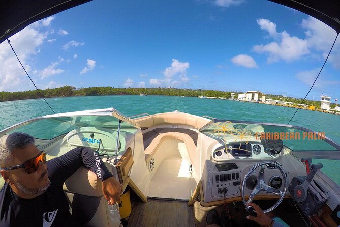 private-tour-in-luxury-boat-over-the-sea-of-7-colors