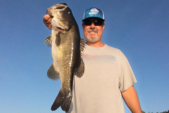 tampa-bass-fishing-guide-on-lake-tarpon