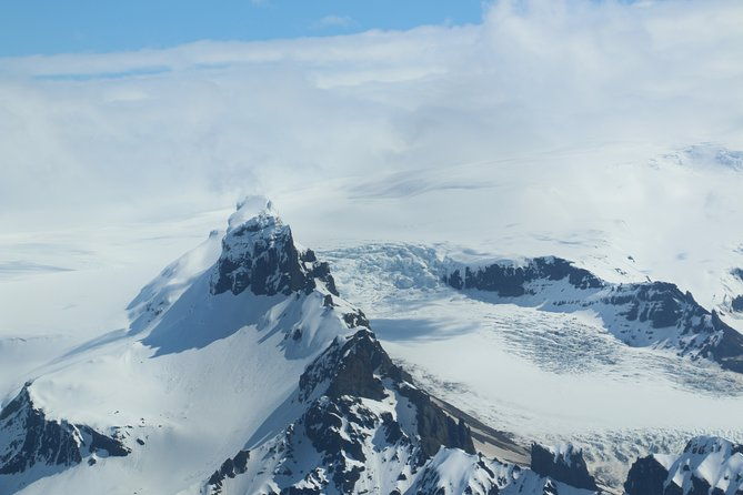 airplane-flight-over-glacier-lagoons-and-icelands-highest-peak