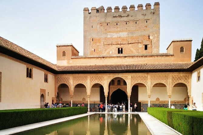 alhambra-private-tour-with-tickets-to-the-nasrid-palaces