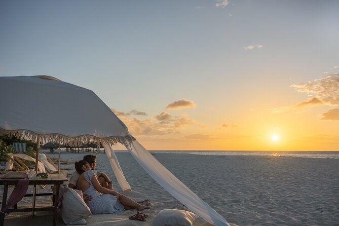 aruba-beach-romantic-sunset-photoshoot-picnic-in-luxury-cabana