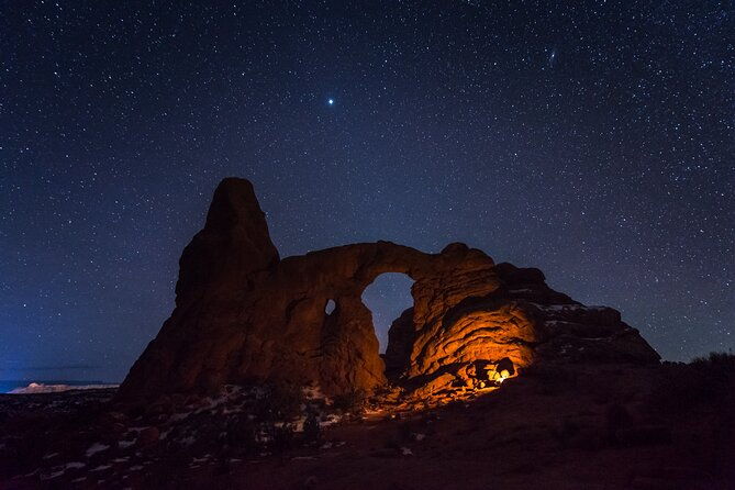 astro-photo-hiking-and-stargazing-tour-in-arches-national-park-2
